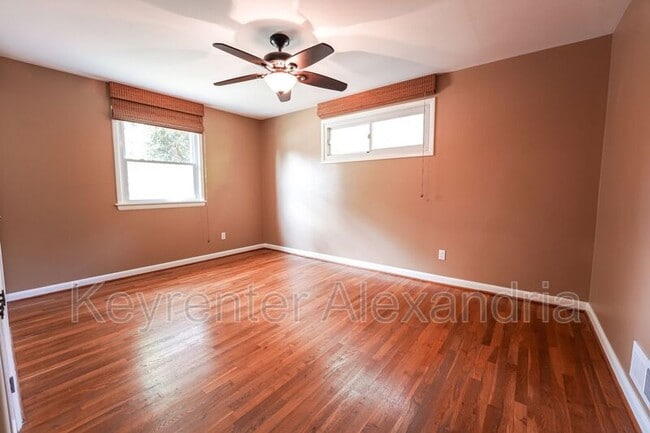 Building Photo - 906 Neal Dr