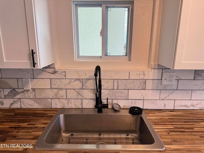 Building Photo - 1712 Vada Cir