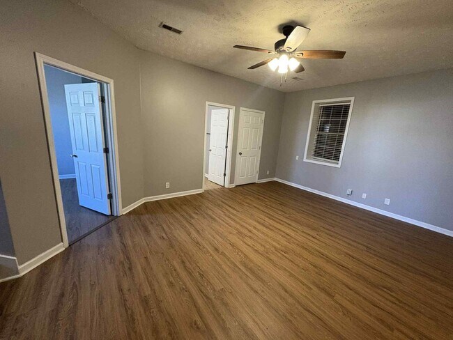 Building Photo - Welcome to Chinook Haven – Your Spacious Retreat Near Fort Campbell!