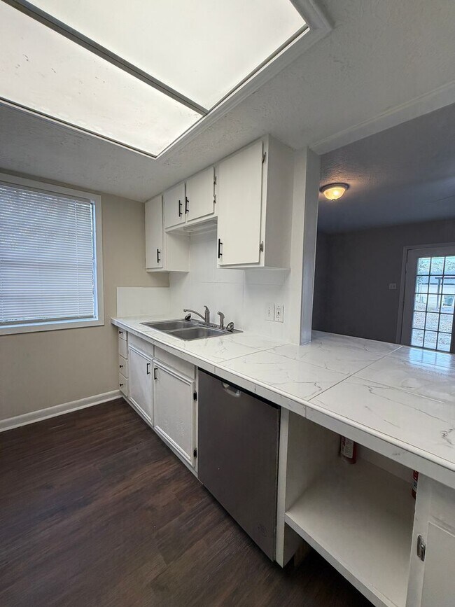 Building Photo - Oak Park Townhome 2/1.5 AVAILABLE NOW