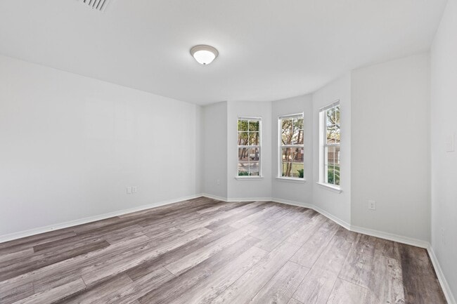 Building Photo - Beautifully Updated Townhouse