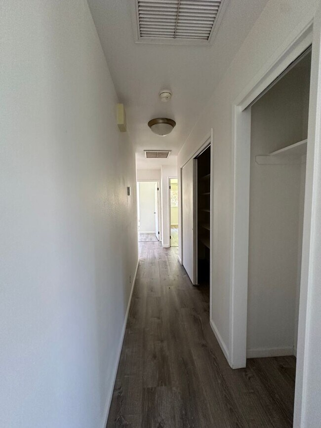 Building Photo - Charming 3-bedroom ,2-bathroom & Fully Fenced