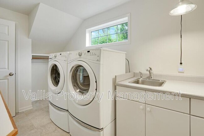 Building Photo - 3385 Camellia Dr S