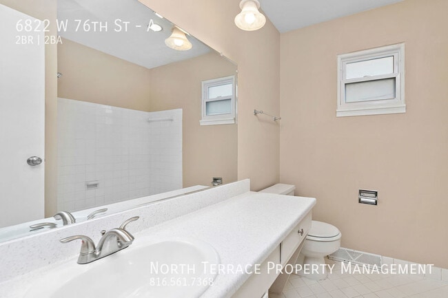 Building Photo - 2BR 2B with W/D and Hardwood Floors