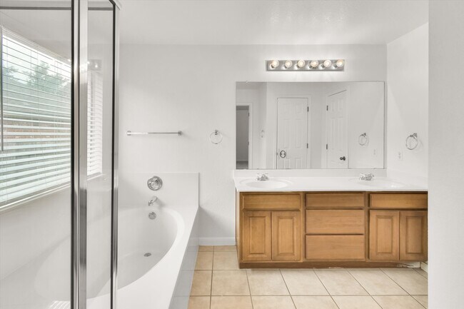 Building Photo - 808 Meadow Bluff Ct