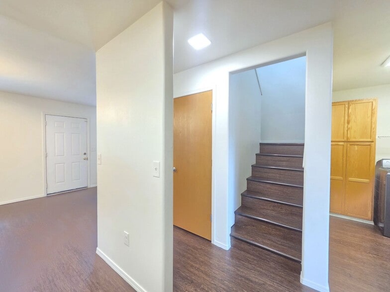 Building Photo - 407 E 8th Ave