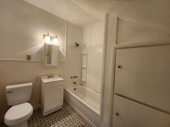 Building Photo - 2 Bedroom Home on the Southside