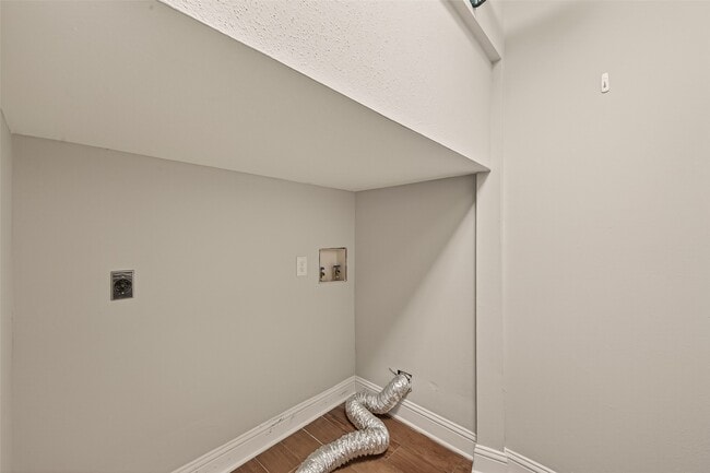 Building Photo - 754 Memorial Mews St