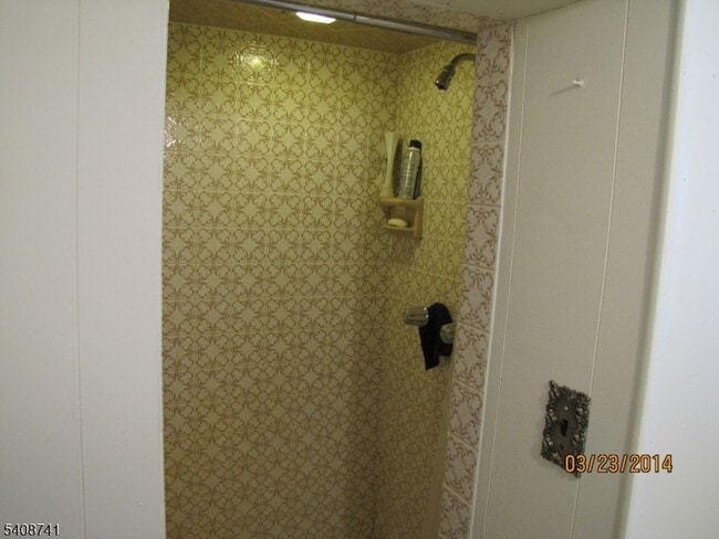 Building Photo - 298 Luddington Ave