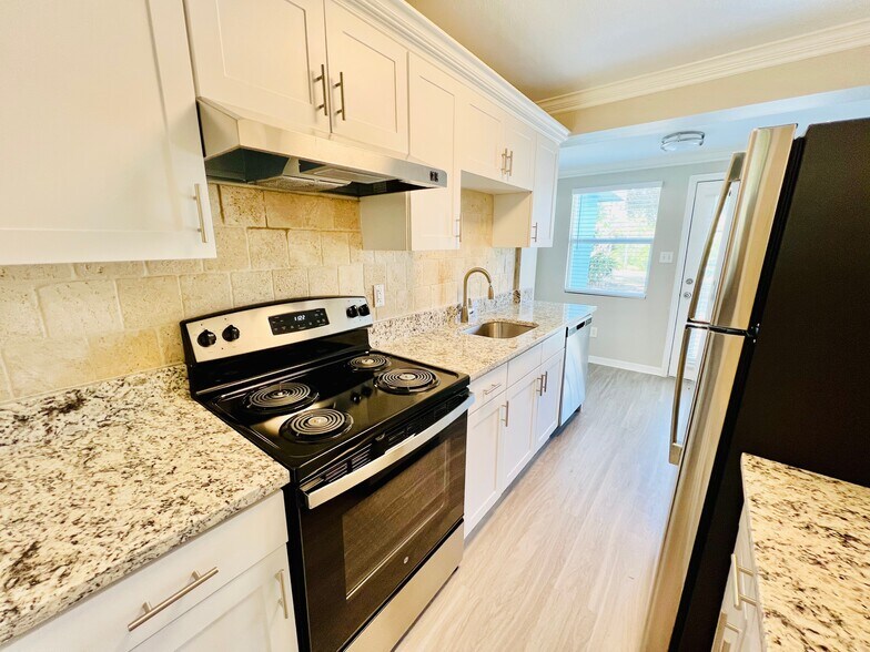 Building Photo - 3 Bed/2 Bath - Unit 29