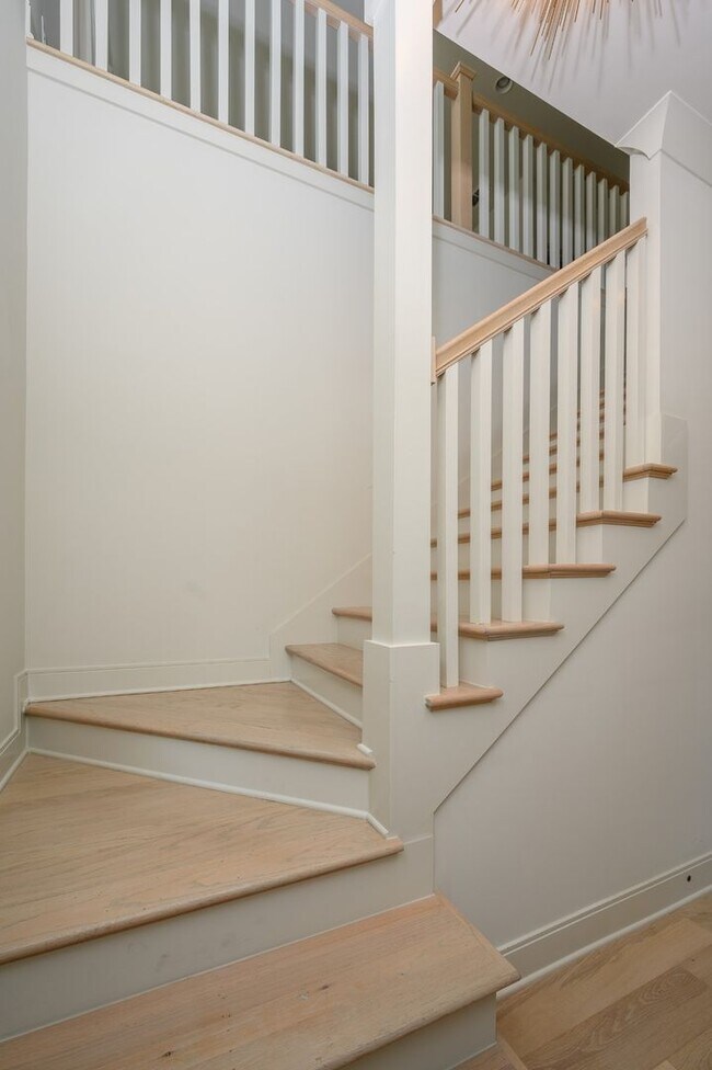 Building Photo - **LIKE-NEW, HIGH-END EXECUTIVE HOME WITH I...