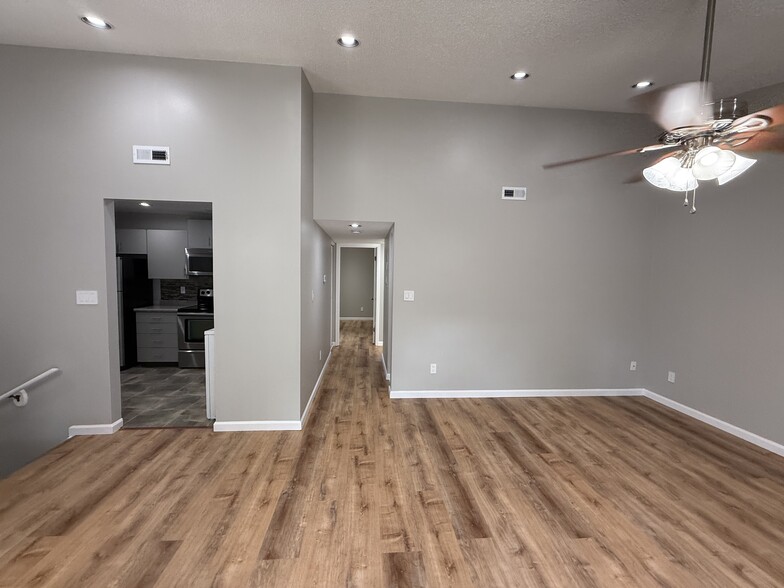 Building Photo - 1686 E Swan Cir