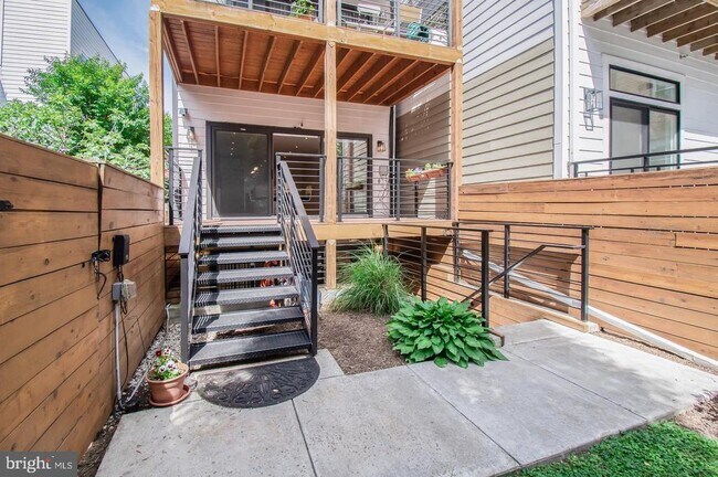 Building Photo - 2515 Ontario Rd NW
