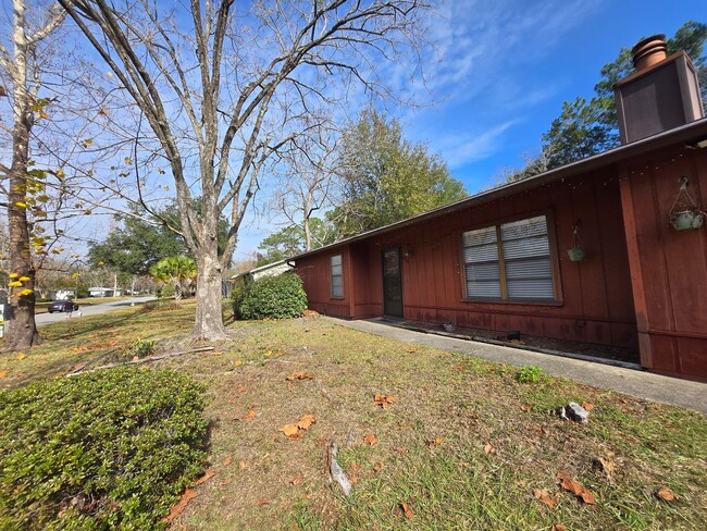 Building Photo - 3/2- Adorable home in Northwood Pines