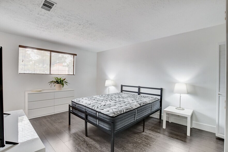 Building Photo - 945 Vegas Valley Dr