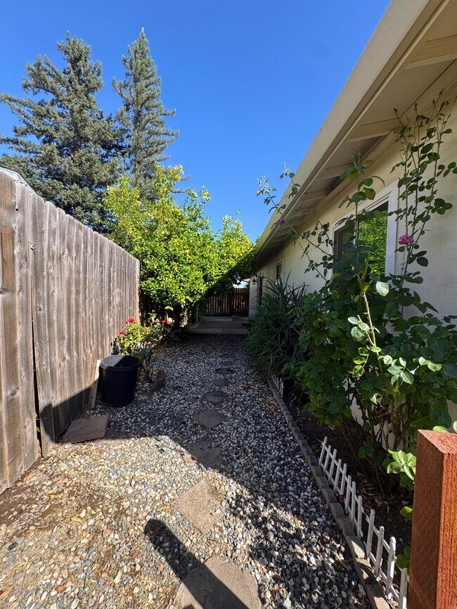 Building Photo - Charming , Spacious House for Rent in Rocklin