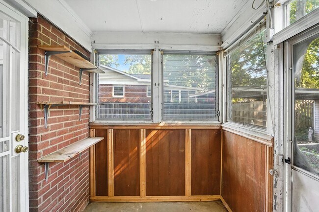 Building Photo - Charming Brick Ranch in Popular Oakhurst