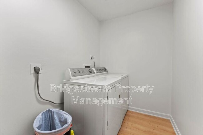 Building Photo - 924 Tradewind Dr