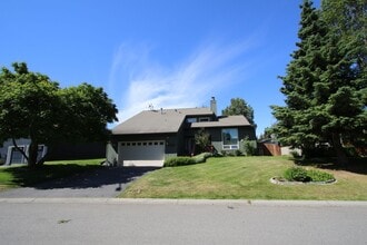 Building Photo - Lovely 3 Bedroom Home in Bayshore!