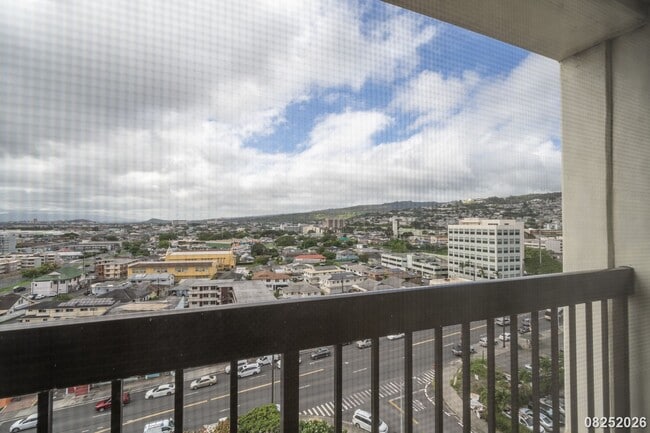 Building Photo - 1425 Liliha St