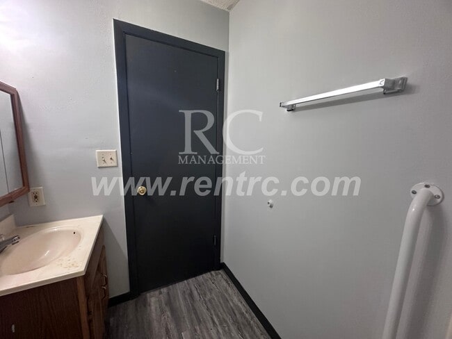 Building Photo - 1005-8 Oak-