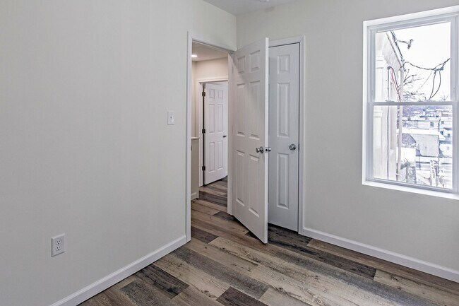 Building Photo - 3 bedroom, 1.5 bath fully renovated townhome in City of Wilmington