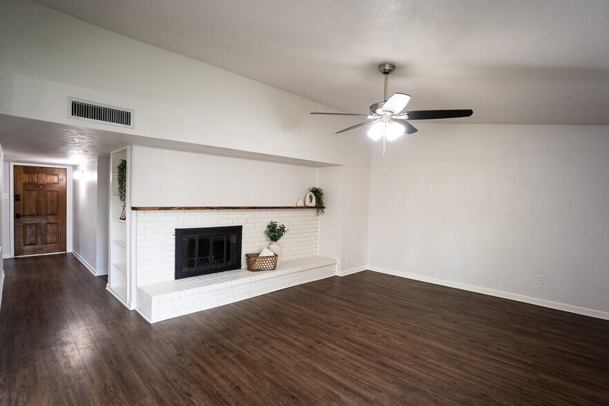 Building Photo - 5097 Roberts Dr