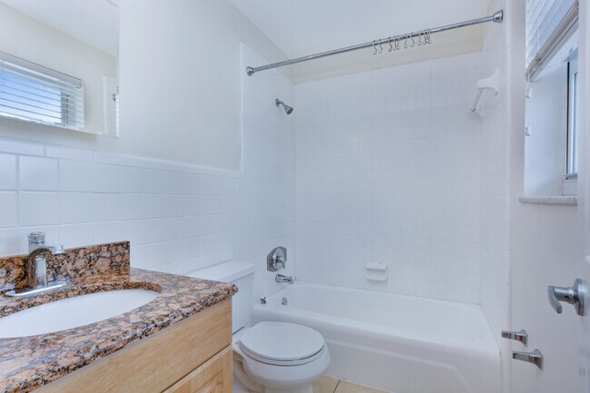 Building Photo - 1000 NE 9th Ave