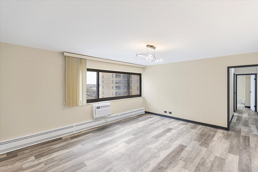 Building Photo - 7337 S South Shore Dr