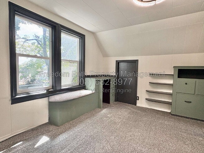 Building Photo - 912 N C St