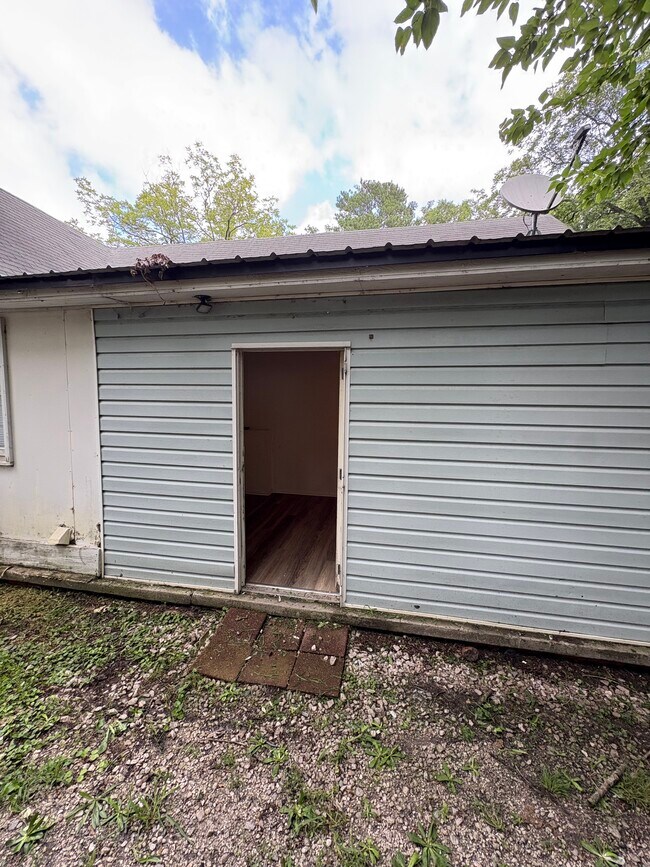 Building Photo - 510 Saluda Rd