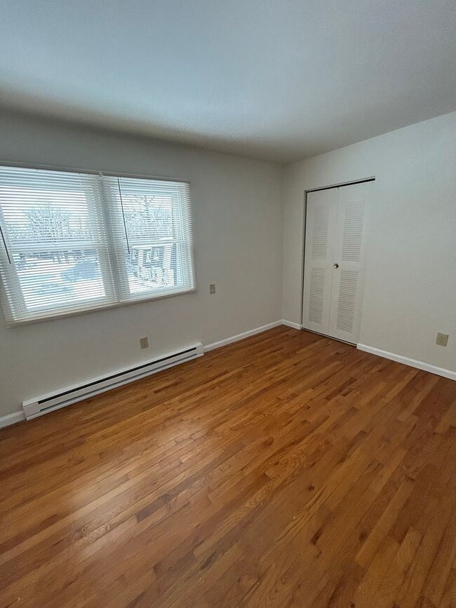 Building Photo - Renovated 2 Bedroom Townhome