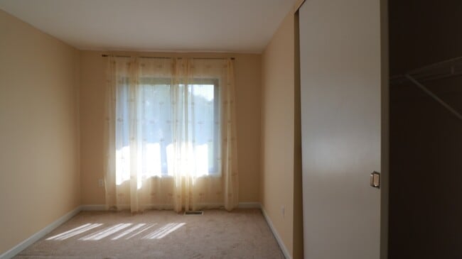 Building Photo - FRESH PAINT AND NEW FLOORING = 3BD + 2.5BA TH