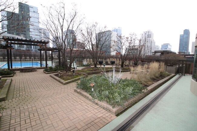 Building Photo - 400 N La Salle Dr