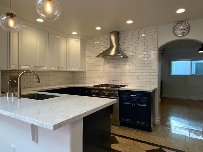 Building Photo - 363 El Portal Way