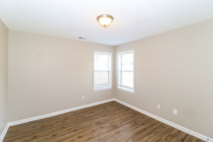 Building Photo - 2402 Mason Dr