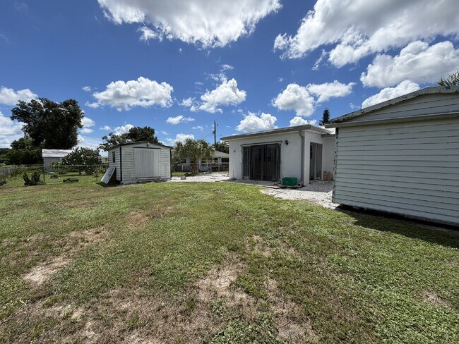 Building Photo - "Charming 1-Bed Oasis in Warm Mineral Springs - Cozy Living with 909 Sq Ft of Comfort!"
