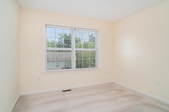 Building Photo - 192 Mapleton Dr