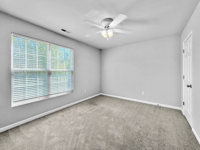 Building Photo - Stunning 4-bedroom, 2.5-bathroom home loca...