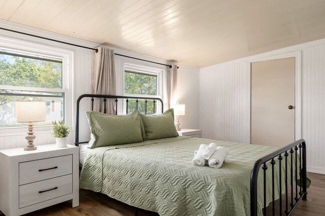 Building Photo - 10034 Hamp Dr