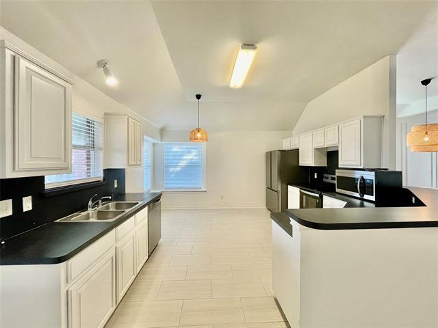 Building Photo - 2015 Silverway Ln