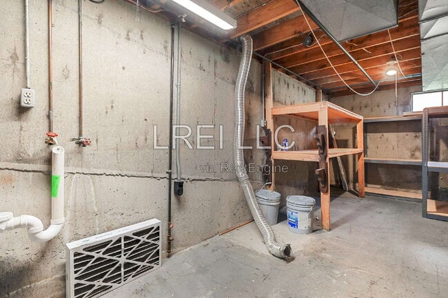 Building Photo - 2414 Parkdale Ave