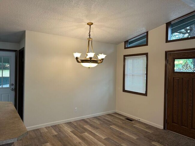 Building Photo - Charming 4 Bed Happy Valley Home