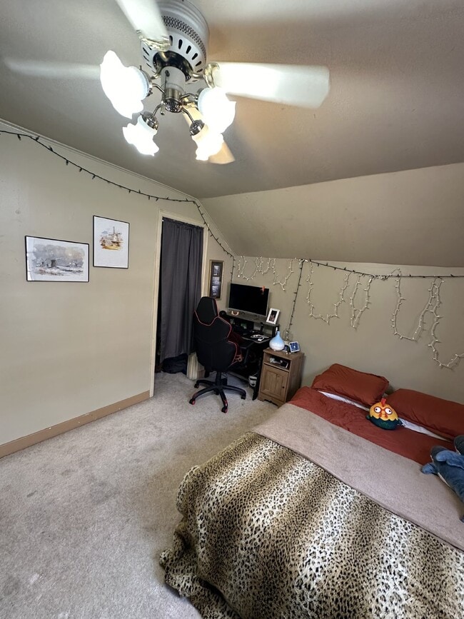 Building Photo - 4 Bed 2 Bath close to UWEC and downtown! A...
