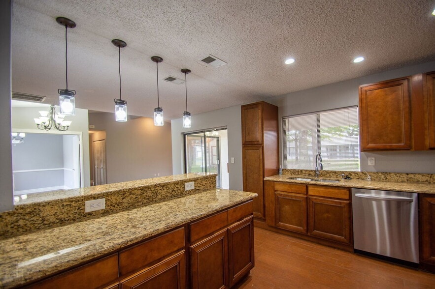 Building Photo - 704 Putt Ln