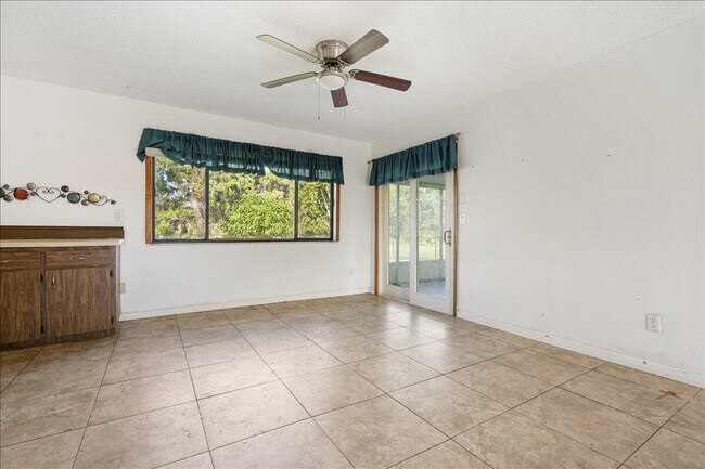 Building Photo - 1433 SE North Balcourt Ct