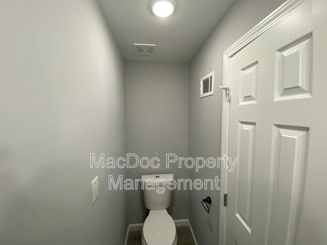 Building Photo - 210 Jett Dr