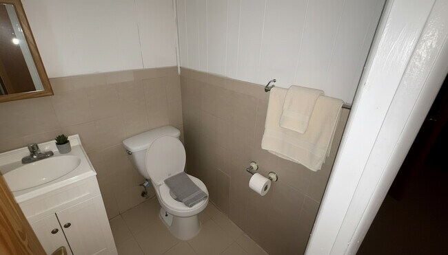 Building Photo - 2665 Chatsworth Ct