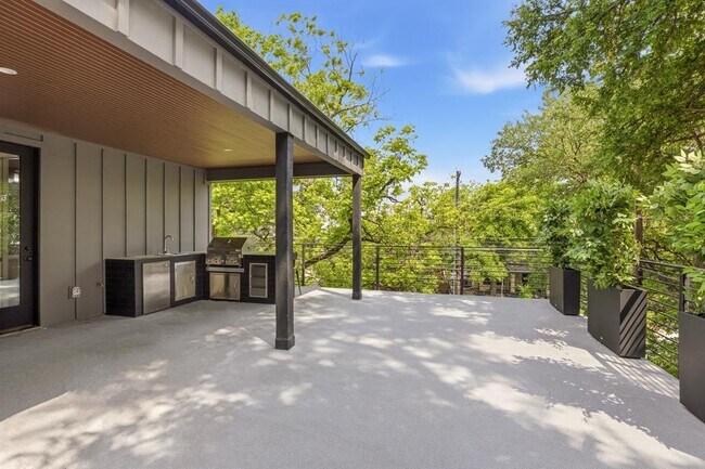 Building Photo - 2300 Bluebonnet Ln