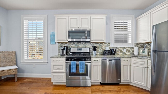 Building Photo - 701 E 8th St